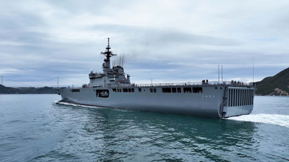 海上自衛隊の輸送艦 「 しもきた 」おおすみ型輸送艦 (2代)の2番艦。 海峡俯瞰