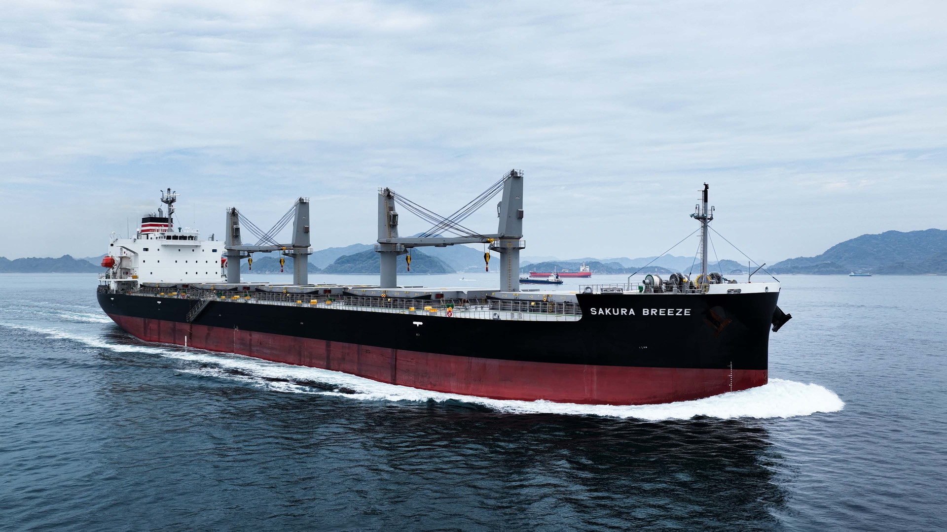 ファンネルマークは日本郵船 ほぼ新造船「 SAKURA BREEZE 」2025年大島