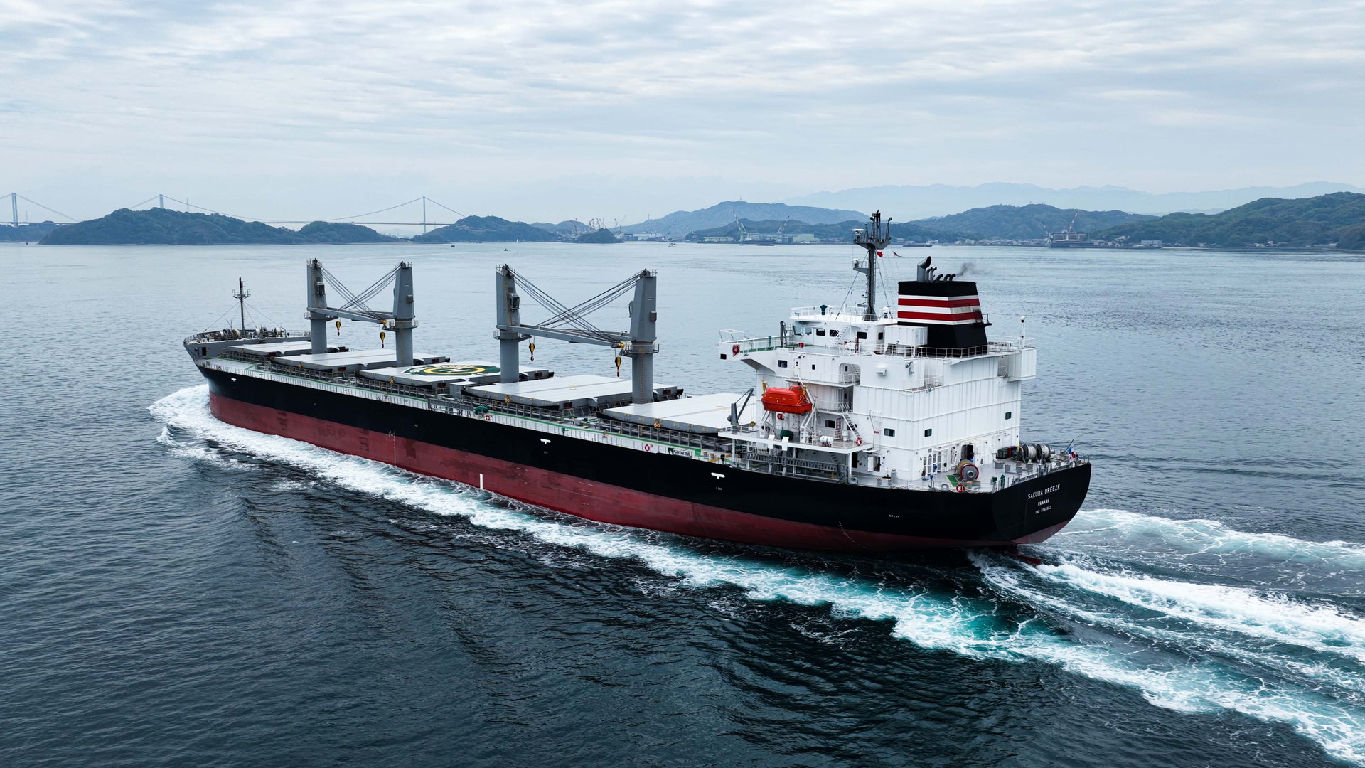 ファンネルマークは日本郵船 ほぼ新造船「 SAKURA BREEZE 」2025年大島